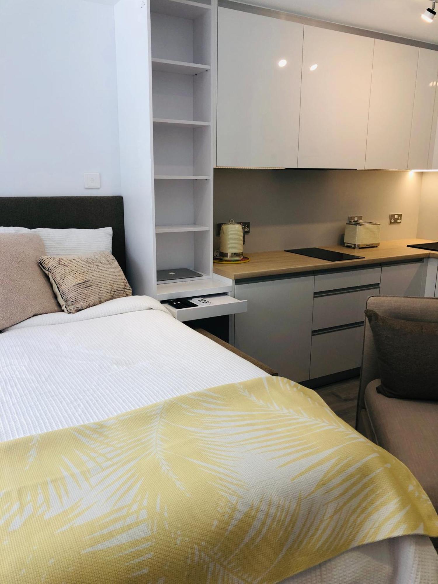Cp High Floor Luxury Studio Sleeps 3 Gibraltar Exterior photo